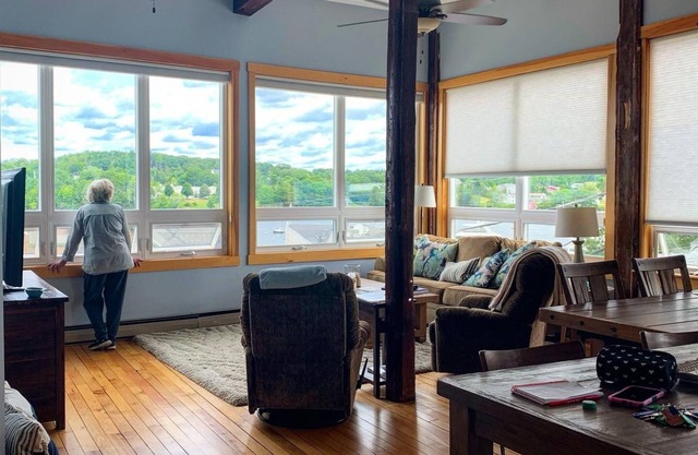 Loft mit Blick auf den Hafen von Belfast