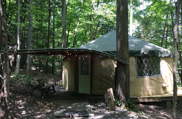 Geräumige, luftige Jurte ist wunderbar zum Glamping in Komfort!