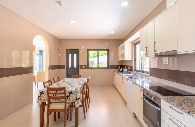 Spacious Albufeira Villa | 4 Bedrooms | Villa Avos De Parra | Air Conditioned Bedrooms | Private Setting