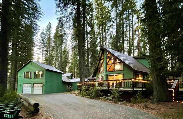 Spacious Alpine Estate + Starlink + EV Charger+ 10 min from Park Entrance