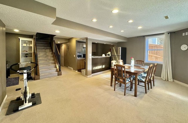 Spacious and bright 2 bedroom Walk-out Suite