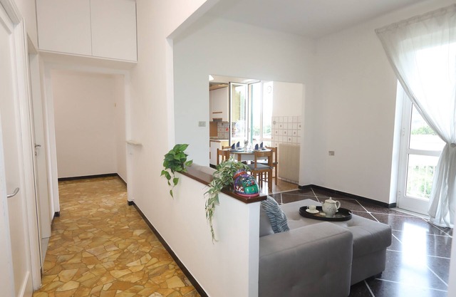 Geräumige und helle Wohnung in Ligurien, nur 3 Minuten vom Meer entfernt.