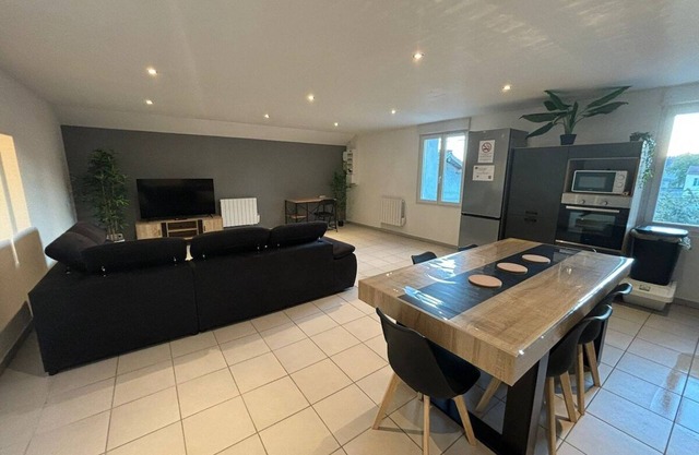 Spacious and bright duplex for 6 guests in the heart of Pont d'Ain