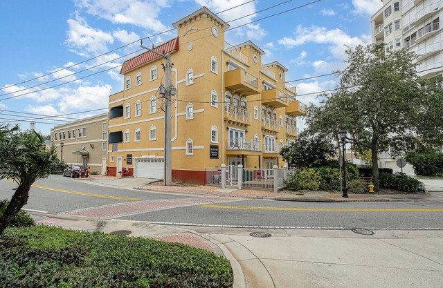 Spacious and Central Downtown Cocoa Village Estate 2 with River Views!
