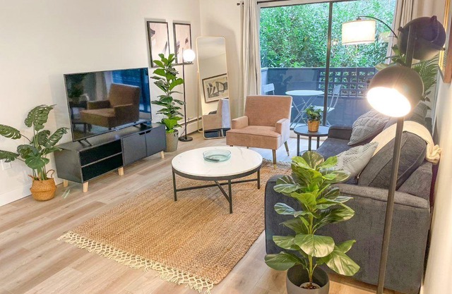 Spacious and Comfortable Suite With Full Kitchen - 10 Min From Downtown!