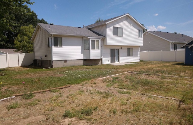 Spacious and Comfortable 3B, 2.5BA ENTIRE house!