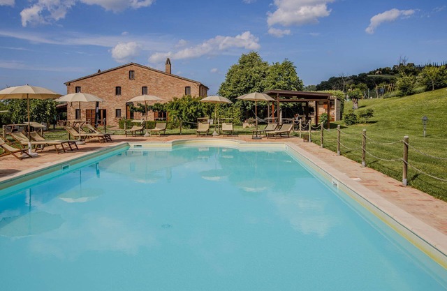 Gemütliche und geräumige Villa mit Pool auf dem Land, nur 15 Minuten von den Stränden von Senigallia