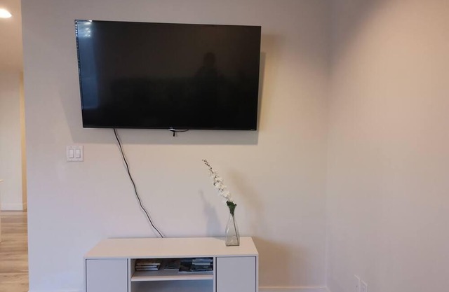 Spacious cozy 2 BR suite with private entrance