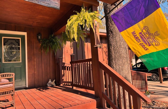 Spacious and Cozy Cabin Near the Bayou!