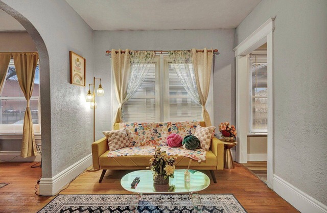 Spacious and cozy home 1 min walk to Kodak Ctr 2bd