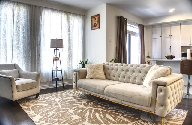 Spacious and Cozy Room with Private Bathroom in a house with WiFi, AC in Ottawa.