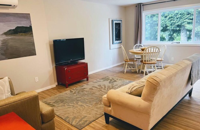 Spacious and bright suite - near Butchart Gardens, Beach, Victoria