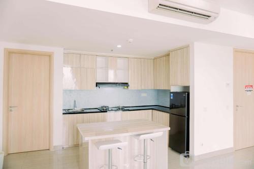 Spacious and Elegant 2BR with Private Lift at Hillcrest House Apartment By Travelio