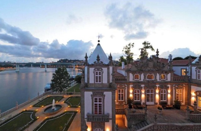 Spacious and Elegant 4-Bedroom Apartment in Central Porto
