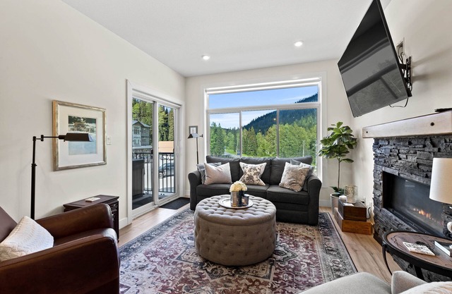 Spacious and gracious mountain "home away from home"