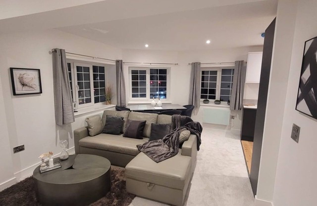 Spacious And Luxurious 1 Bed Flat Rochester Strood (Central Location)