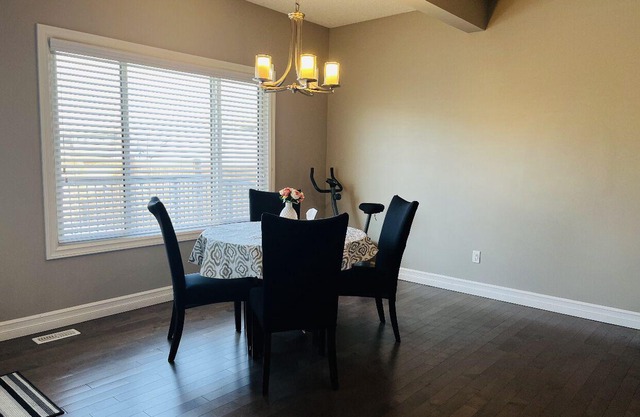 Spacious and Modern Full house in SW Edmonton, close 2 Airport nd Calgary trail