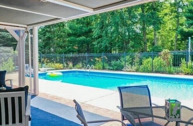 Spacious and newly renovated 4BR house with pool!!