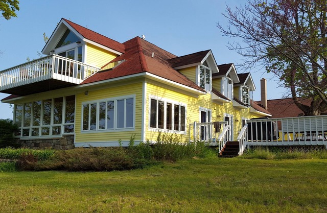 Geräumiger und friedlicher Rückzugsort an der Grand Traverse Bay! Große Terrasse / Feuerstellen / Strand