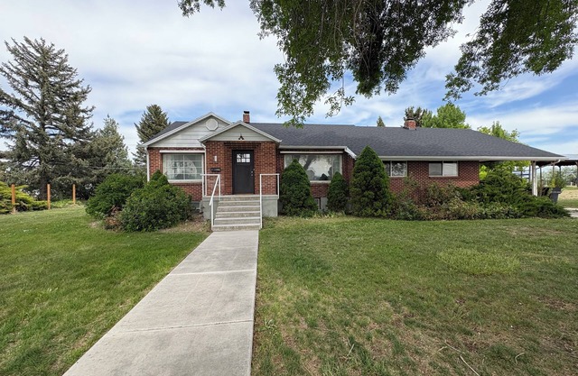 Spacious and secluded 5-bedroom farmhouse with AC, WiFi in charming Tremonton