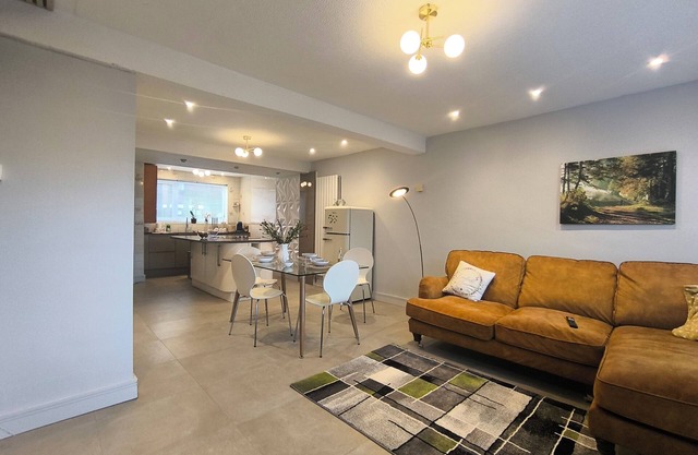 Spacious and Spotless in a peaceful area 15 mins from Manchester centre.