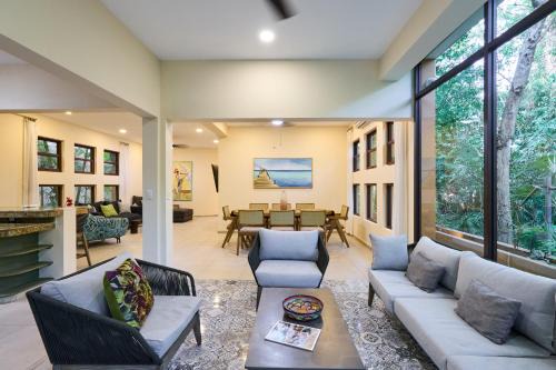 Spacious and Stylish Vacation Home for 8 with Private Pool and Large Terrace