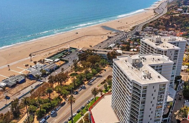 Spacious and Stylish Beach Front Condo/@ Santa Monica Pier