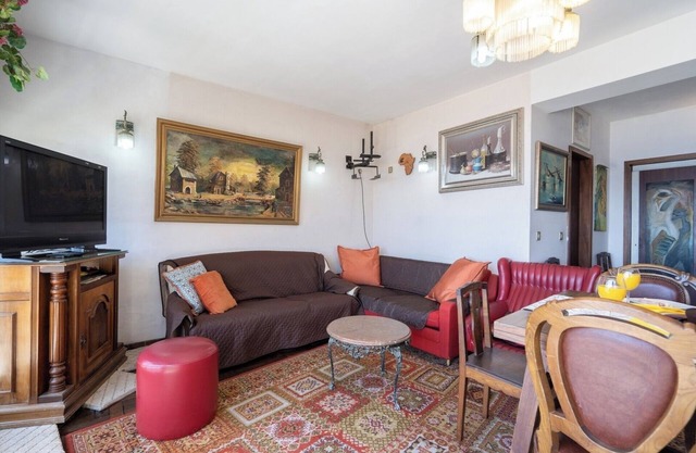 Spacious and Sunny Vintage Apartment at the Beach