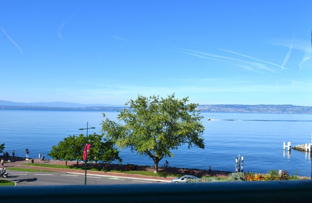 Spacious Lakefront Apartment in Evian – Close to Shops, Pet-Friendly, WiFi