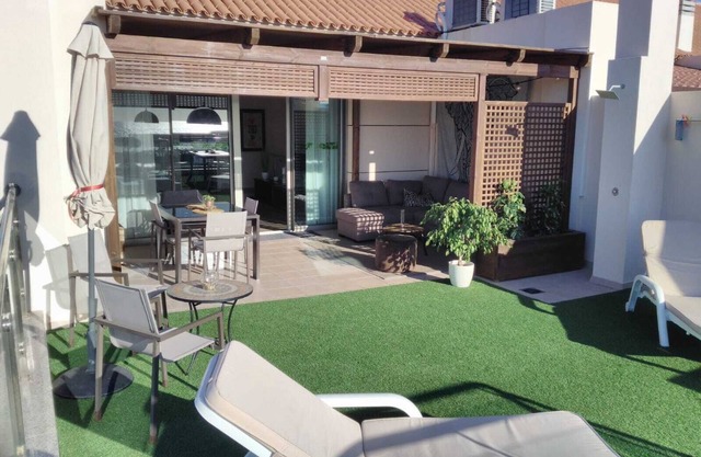 Geräumiges Apartment mit großer Terrasse und Meerblick