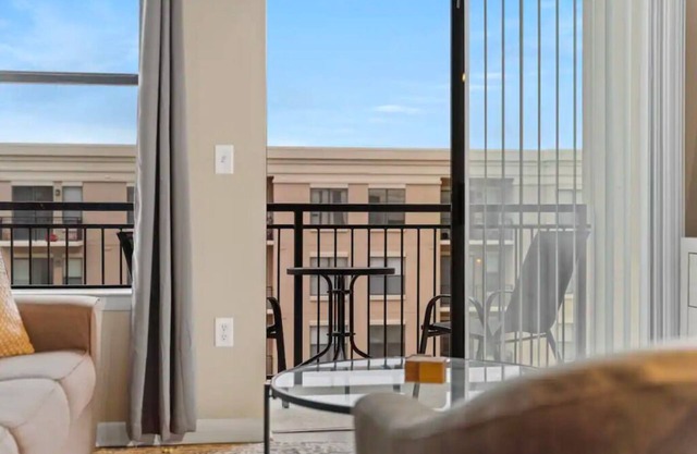 Spacious Apartment In Beautiful Uptown Dallas!