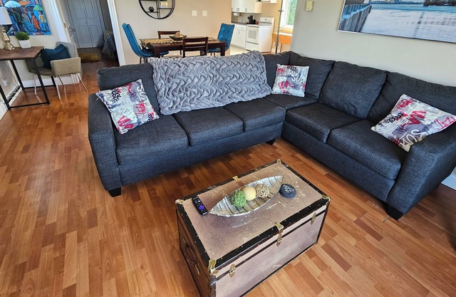 Spacious apartment minutes to downtown with lots of parking
