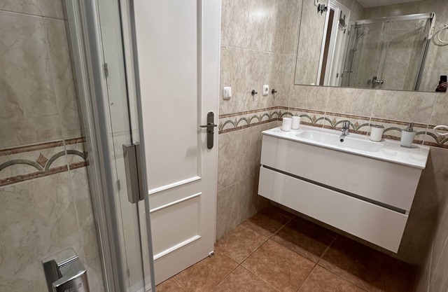Geräumige Wohnung in Meernähe, mit Aufzug, Tiefgarage, WLAN und zentral