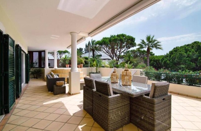 Spacious apartment a few minutes walk from the beach, Vale do Lobo Algarve
