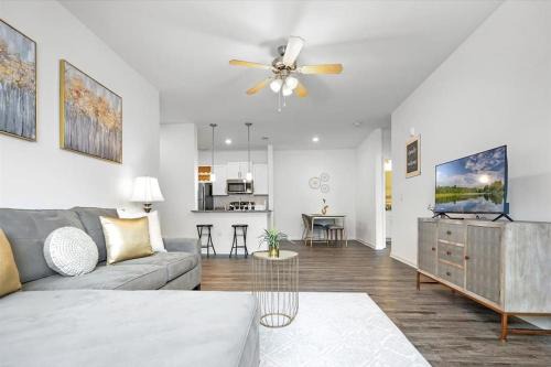 Spacious Apartment Sleeps 4, near NAS Jax w Pool, Gym
