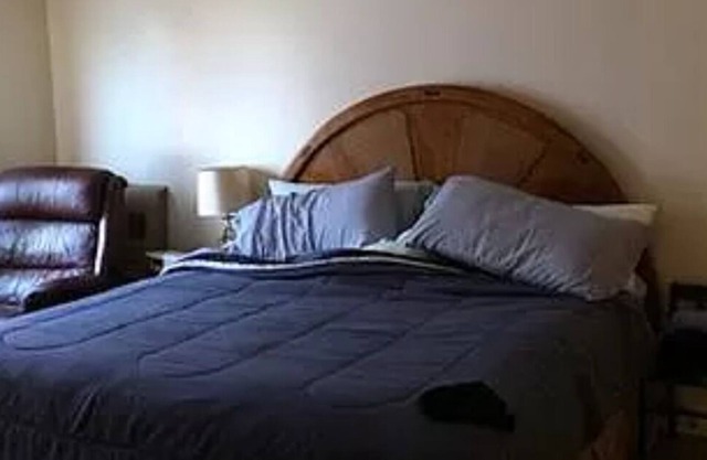 spacious apartment. clean & updated Quiet neighborhood near downtown Lincolnpark