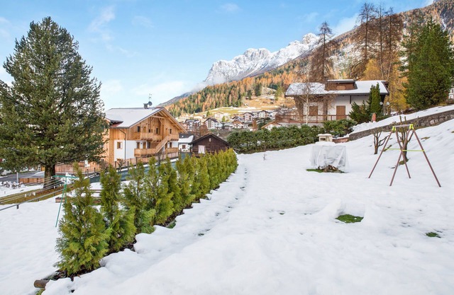 Geräumiges Apartment "Villa Pineta" (CIPAT-Nummer: 022118-AT-056464) mit Bergblick, Terrasse und Garten; Parkplätze vorhanden, Haustiere auf Anfrage erlaubt