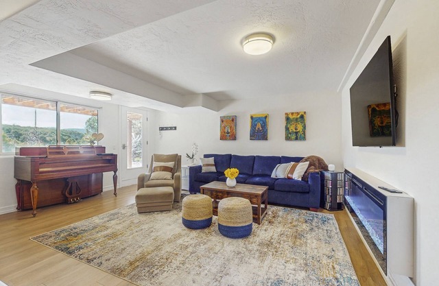 Spacious apartment w/ kitchen, wifi, great location & beautiful backyard