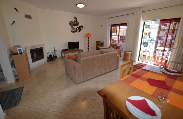 Geräumige Wohnung mit 2 großen Sonnentrakten mit Blick auf Pools und gepflegten Gärten