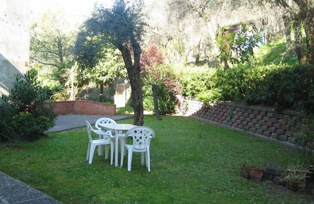 Große, helle Wohnung mit Garten in ruhiger Lage. Strand od. Einkauf auch zu Fuß.
