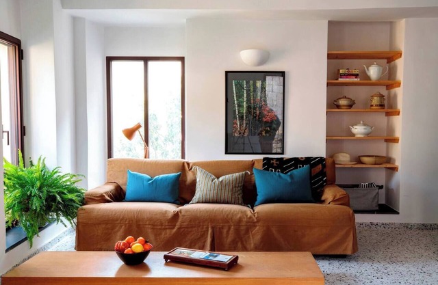 Spacious apartment with pool in historic palazzo above the Italian Riviera