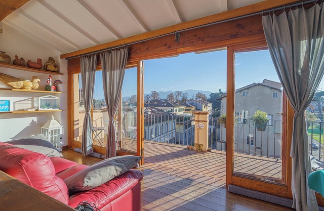 GERÄUMIGE WOHNUNG MIT WUNDERBARER TERRASSE UND SPEKTAKULÄREM BLICK