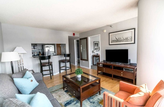 Spacious Apt Near Shops and Restaurants