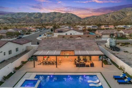 Spacious Backyard, Pool & Hot Tub, Gameroom by MariamsBnb