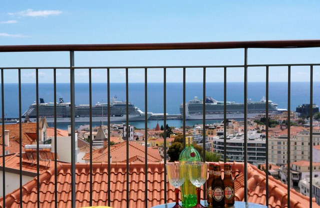 Geräumiger Balkon mit einer der besten Aussichten über den Hafen und die Stadt Funchal.