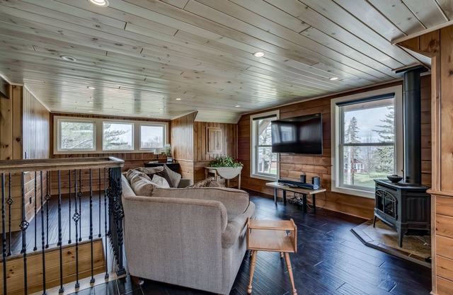 Spacious Barndominium with river view and steps from State Park
