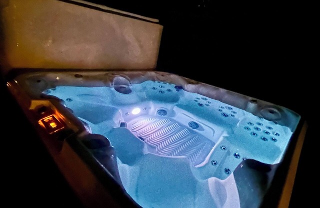Spacious Basement Suite w/ Hot Tub. Explore Diamond Valley!
