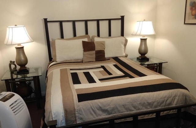 Spacious Basement Quarters with Private Bathroom - Pet Friendly