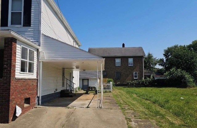 Spacious Basement Apartment with Easy Access to Hospitals and Freeways with WiFi