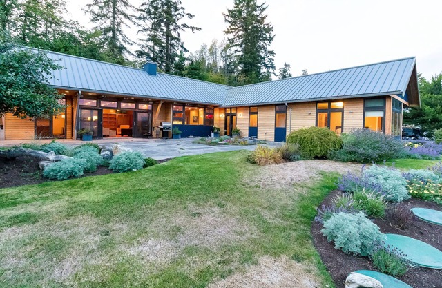 Das geräumige Haus in der Bucht bietet einfachen Zugang zum Strand und eine eigene Sauna!